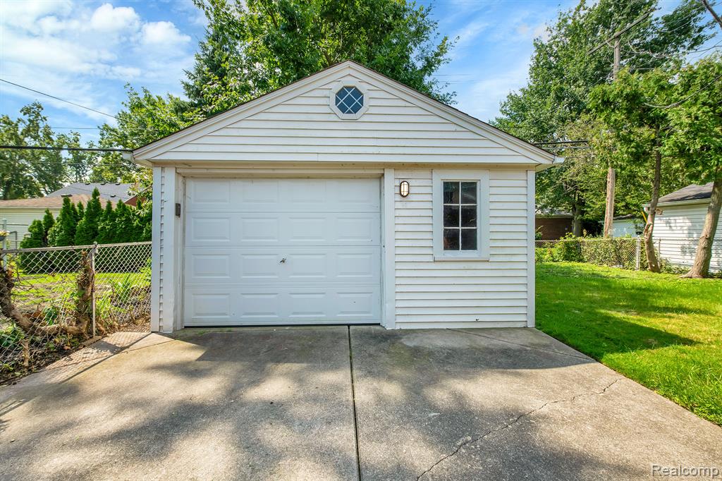 1843 Newcastle Road Grosse Pointe, MI 48236 - Photo 5 of 29
