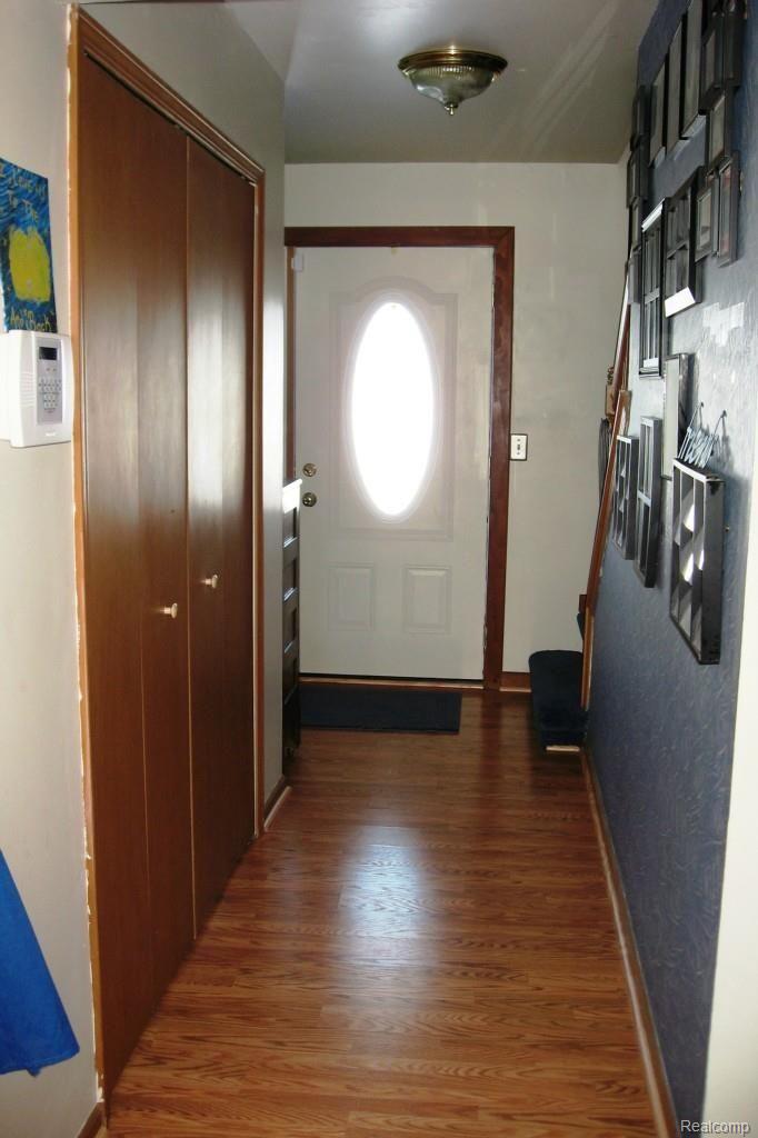 9053 Weber Road Columbus, MI 48063 - Photo 21 of 34 Foyer.jpg