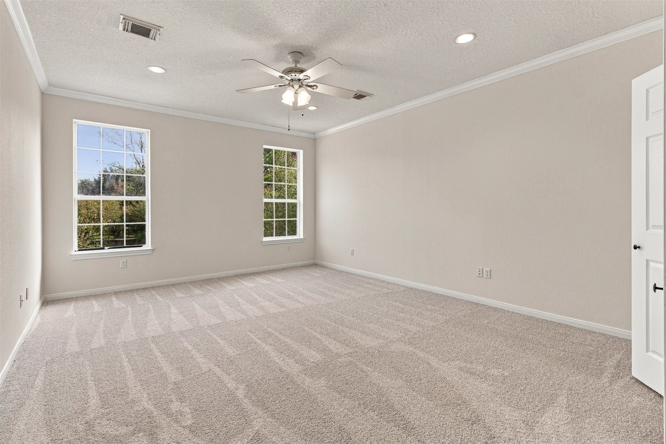 101 Rustic Lane Friendswood, TX 77546 - Photo 22 of 44 Upstairs primary suite!