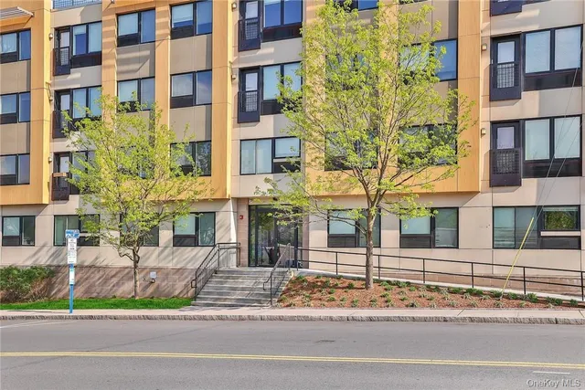 a sign that is sitting on a brick wall