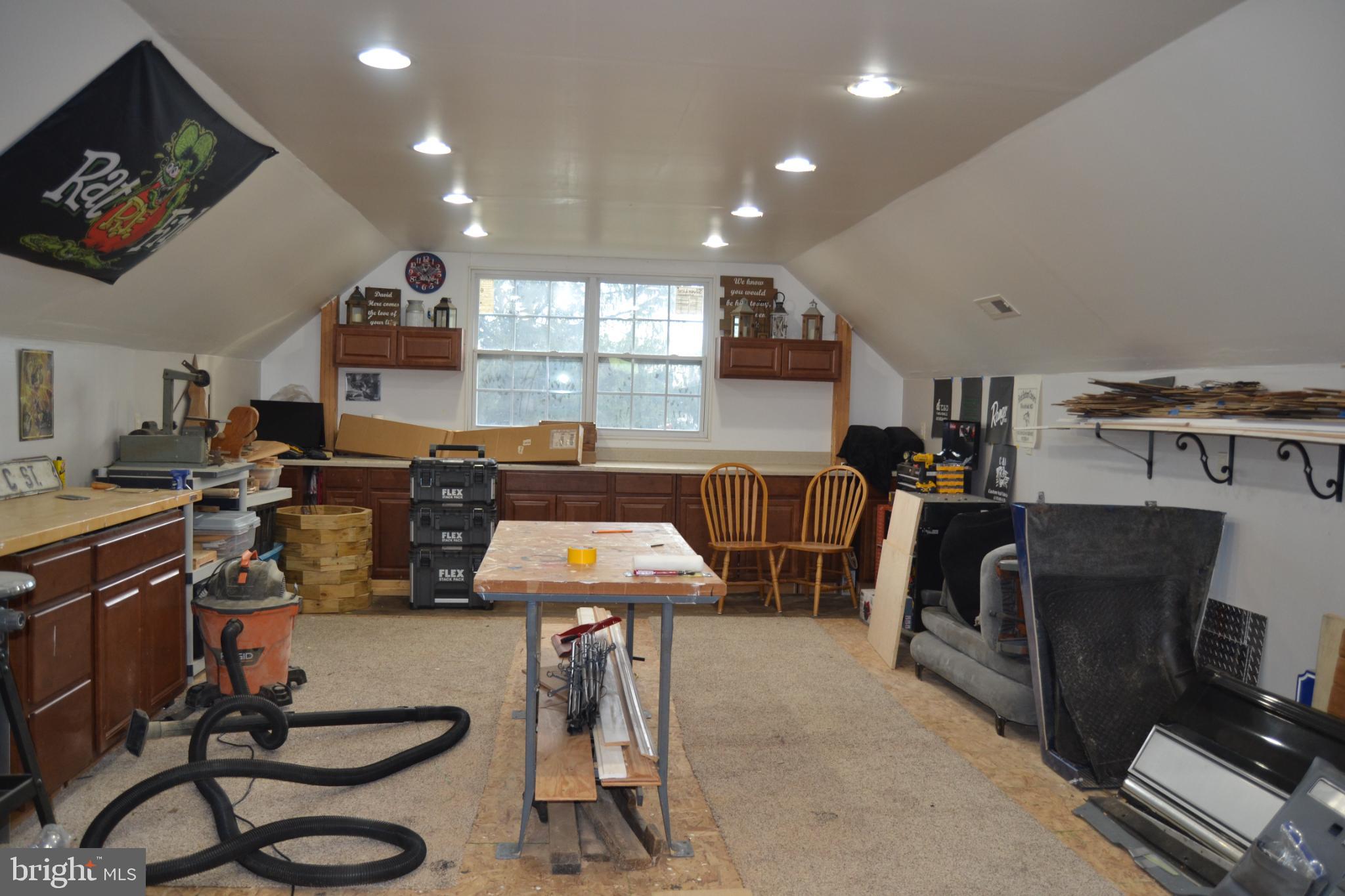 686 State Road West Grove, PA 19390 - Photo 31 of 43 a workspace with furniture