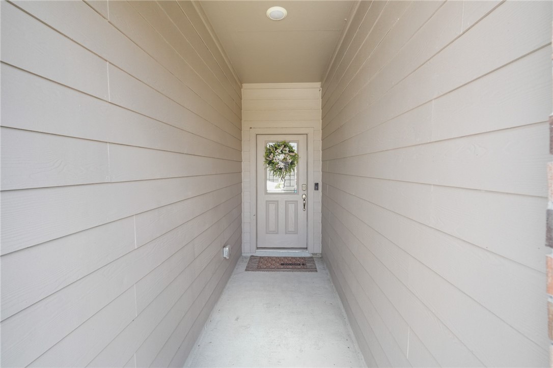 103 Donegal Street Sinton, TX 78387 - Photo 2 of 29 a view of an empty walk in closet