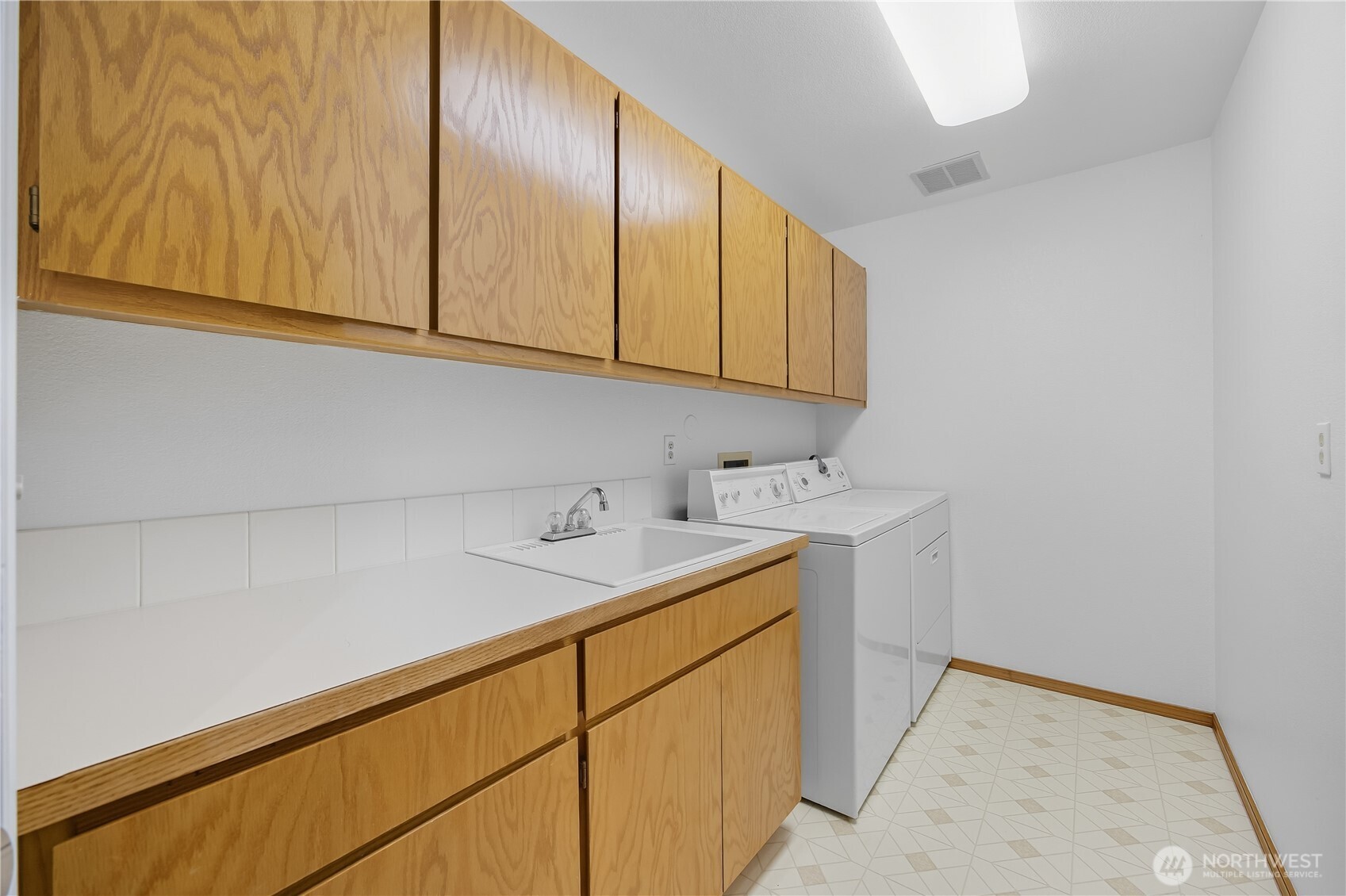 5404 Collins Road West Richland, WA 99353 - Photo 21 of 39 a utility room with dryer and washer