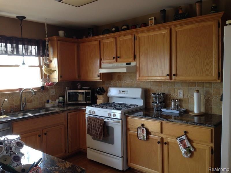 11585 Gilbert Road Memphis, MI 48041 - Photo 15 of 36 24051136-14.jpg