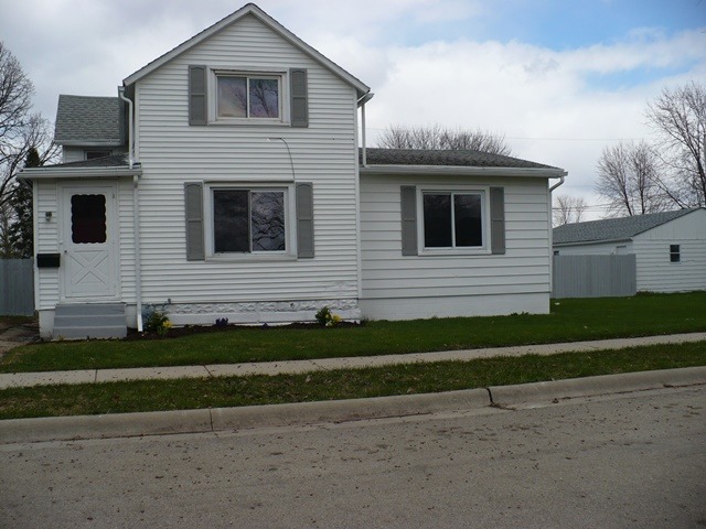 627 South 2nd Street Rochelle, IL 61068 - Photo 1 of 19 a front view of a house with a garden