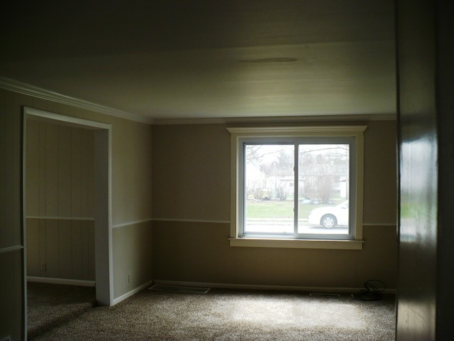 627 South 2nd Street Rochelle, IL 61068 - Photo 3 of 19 a room that has a window in it