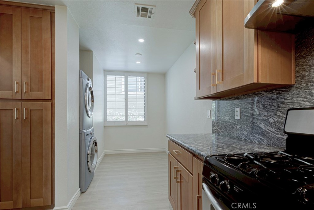 10470 Riverside Drive, Unit 102 Toluca Lake, CA 91602 - Photo 13 of 36