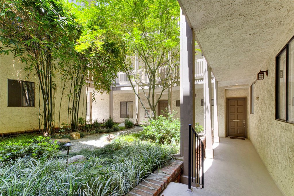 10470 Riverside Drive, Unit 102 Toluca Lake, CA 91602 - Photo 27 of 36