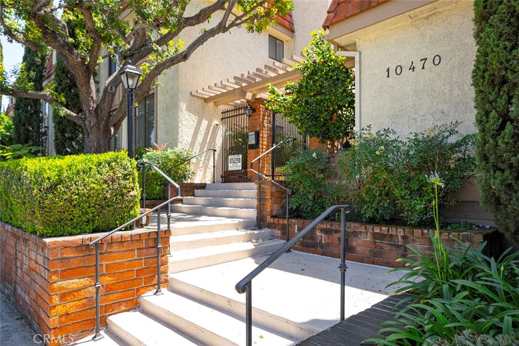 10470 Riverside Drive, Unit 102 Toluca Lake, CA 91602 - Photo 28 of 35 a view of backyard with outdoor seating and plants
