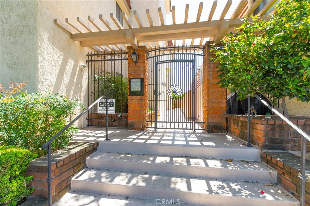 10470 Riverside Drive, Unit 102 Toluca Lake, CA 91602 - Photo 28 of 36