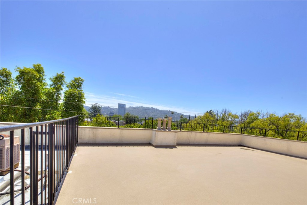 10470 Riverside Drive, Unit 102 Toluca Lake, CA 91602 - Photo 29 of 36
