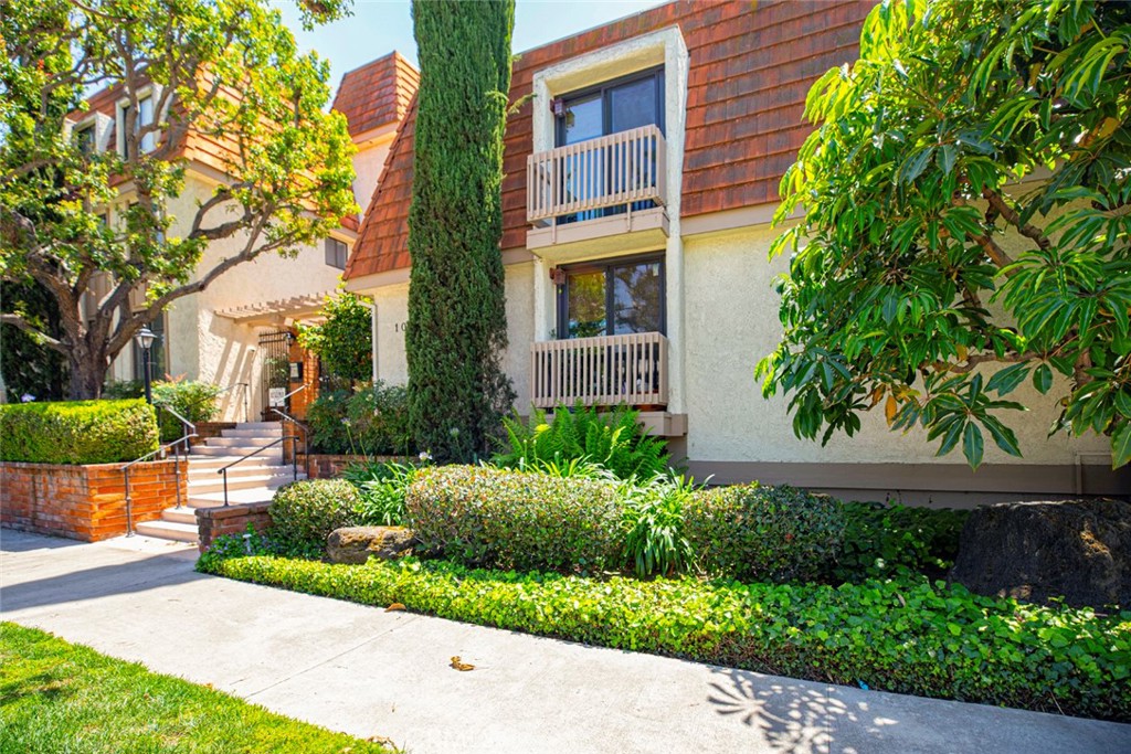 10470 Riverside Drive, Unit 102 Toluca Lake, CA 91602 - Photo 32 of 36
