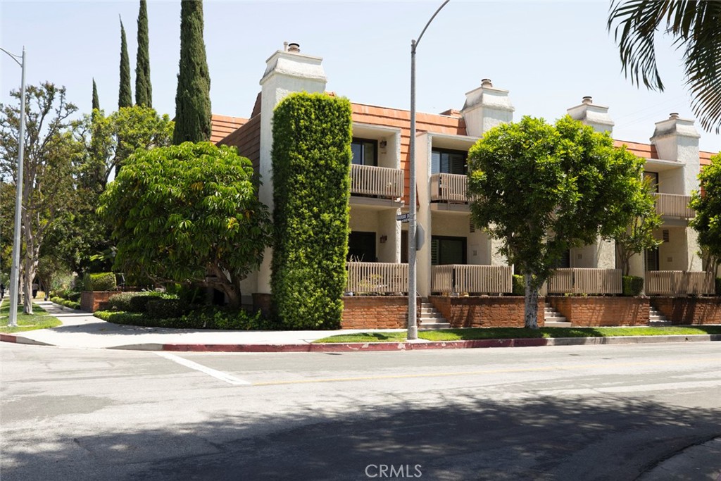 10470 Riverside Drive, Unit 102 Toluca Lake, CA 91602 - Photo 34 of 36