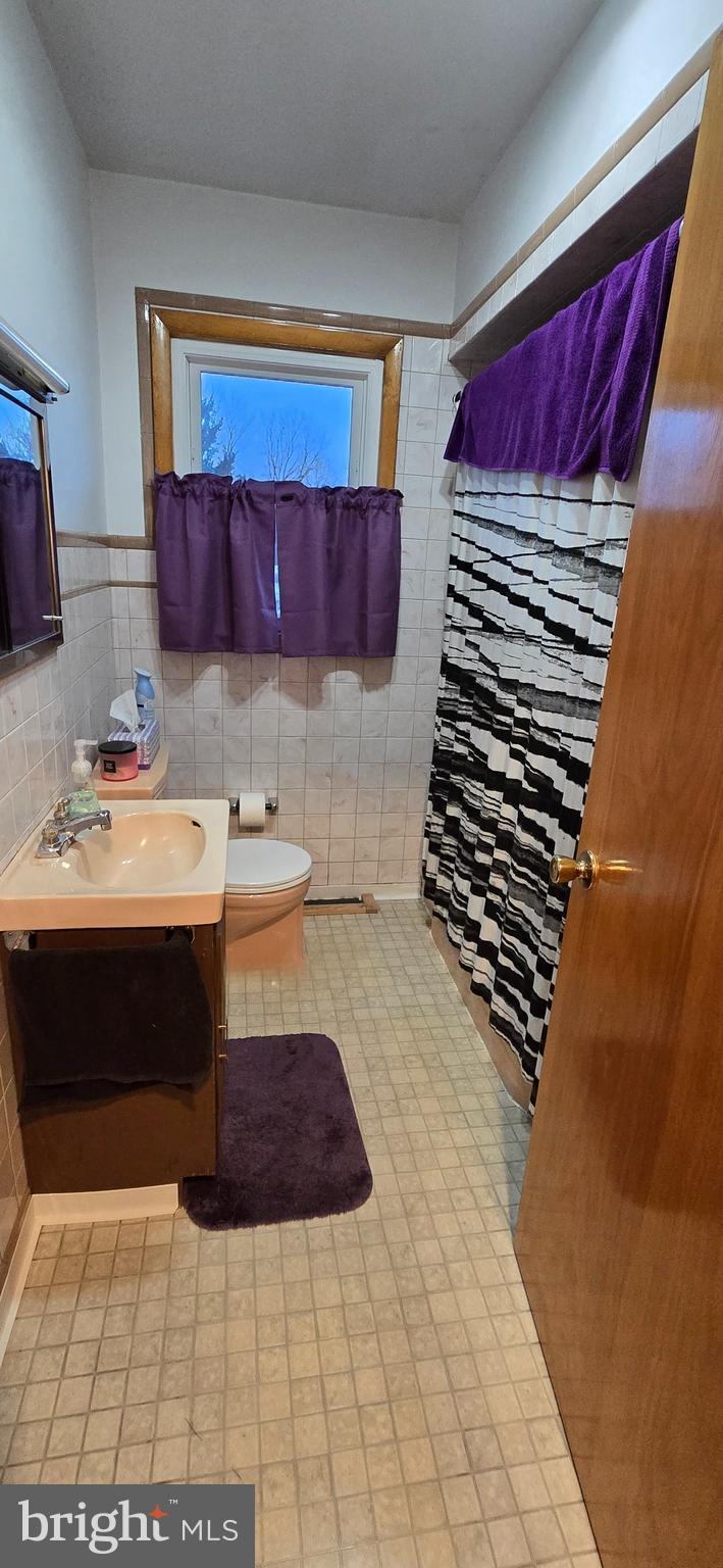 315 Long Lane Road Walnutport, PA 18088 - Photo 16 of 31 a bathroom with a bathtub and a sink