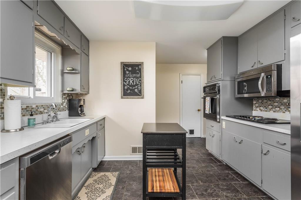6469 Breamore Road Indianapolis, IN 46220 - Photo 8 of 24