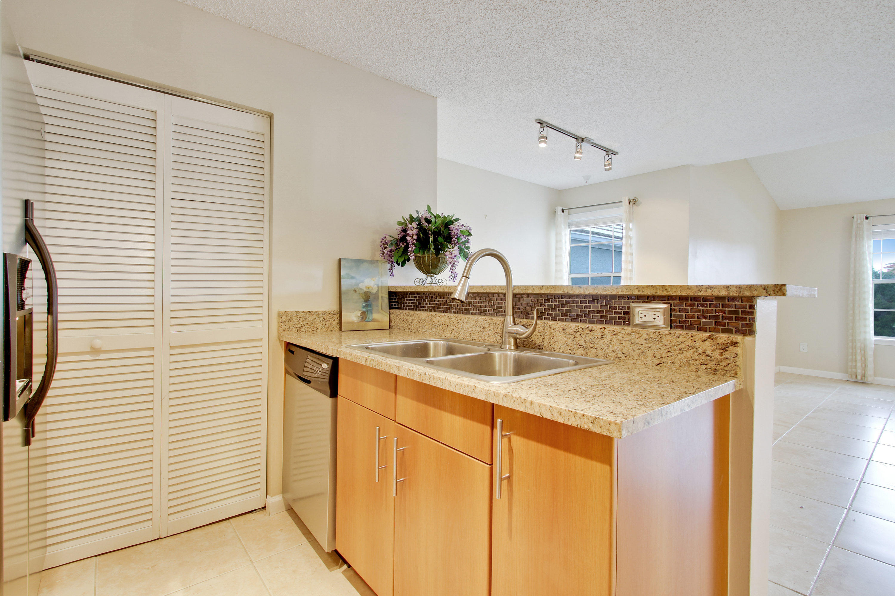 1215 Crystal Way, Unit N Delray Beach, FL 33444 - Photo 9 of 14 Kitchen