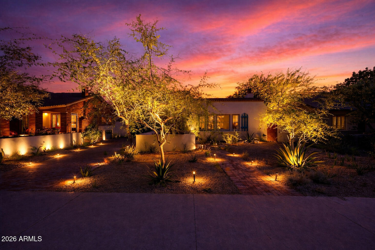 1555 East Cheery Lynn Road Phoenix, AZ 85014 - Photo 2 of 37 a view of a yard in front of the house