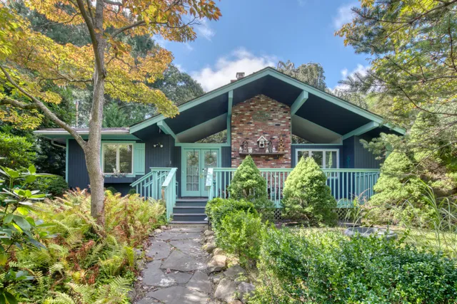 $1,650,000 | 1 Abigails Path, East Hampton, NY 11937