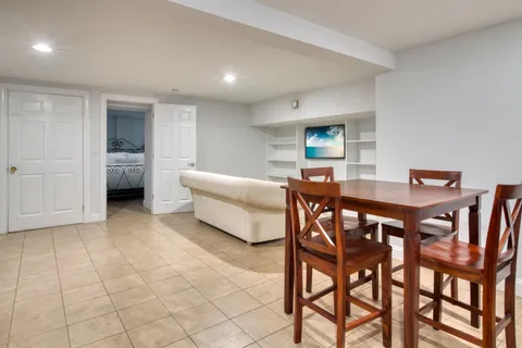 $1,650,000 | 1 Abigails Path, East Hampton, NY 11937