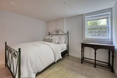 $1,650,000 | 1 Abigails Path, East Hampton, NY 11937