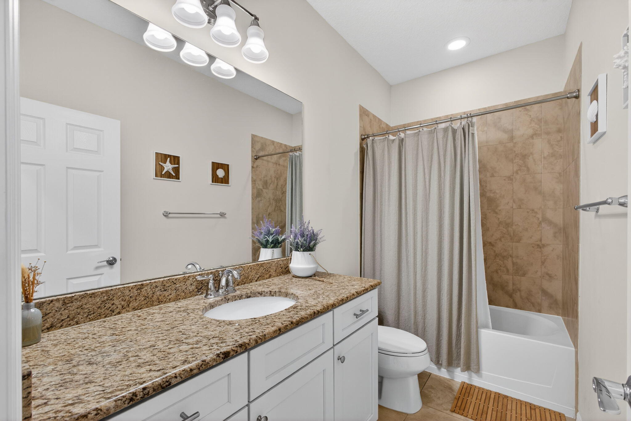 1120 South Community Drive Jupiter, FL 33458 - Photo 31 of 45 Guest Bath