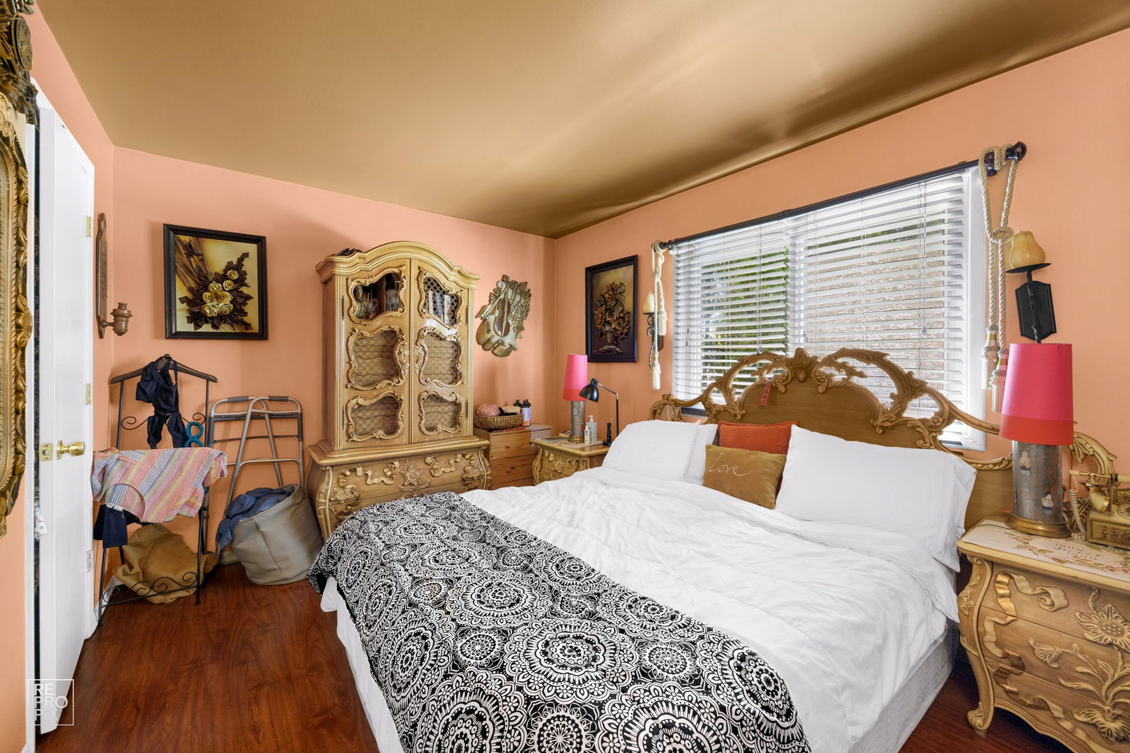 10300 Ridgeland Avenue, Unit 104 Chicago Ridge, IL 60415 - Photo 4 of 11 a bedroom with a large bed and a window