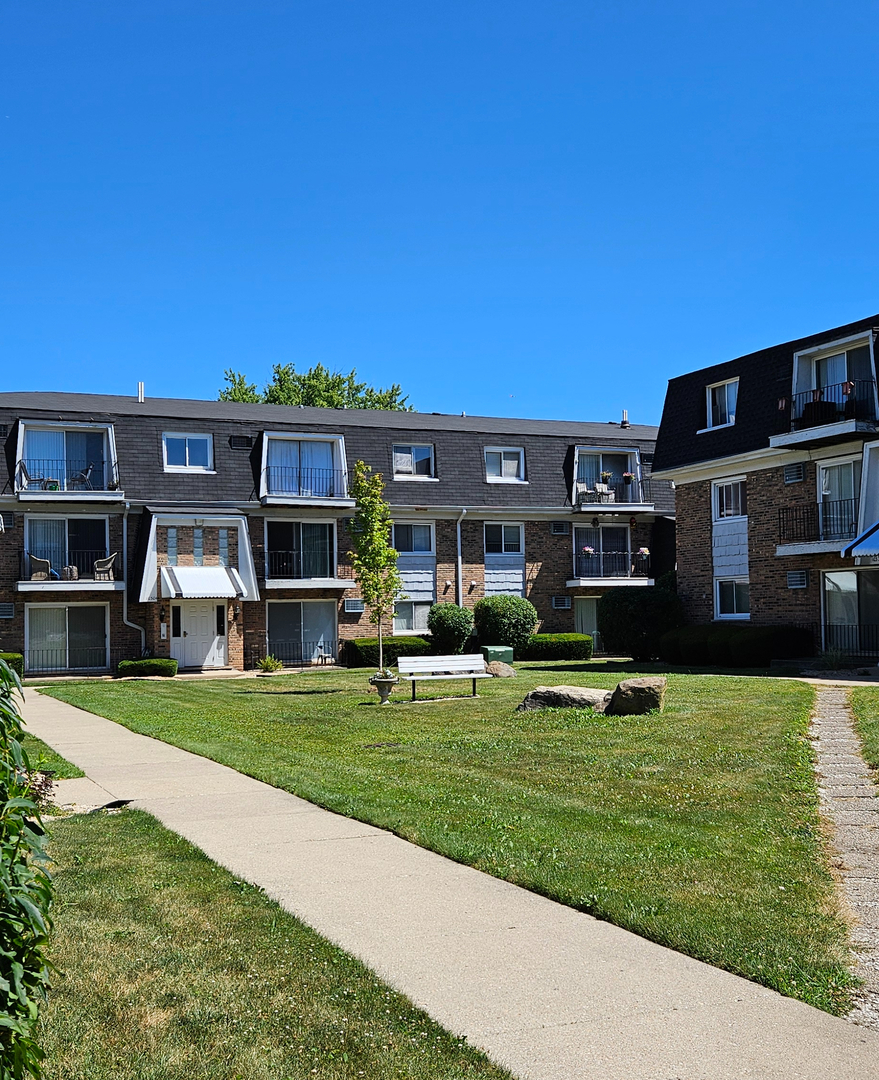 10300 Ridgeland Avenue, Unit 104 Chicago Ridge, IL 60415 - Photo 10 of 11 a view of a house with a big yard