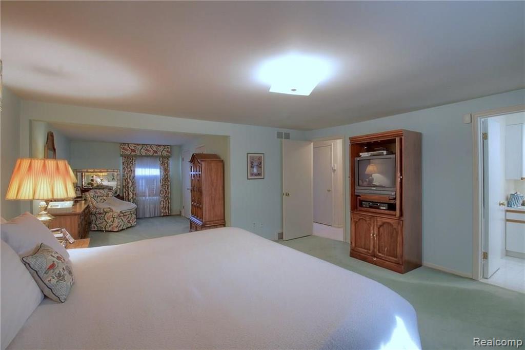 659 North Rosedale Court Grosse Pointe Woods, MI 48236 - Photo 17 of 36