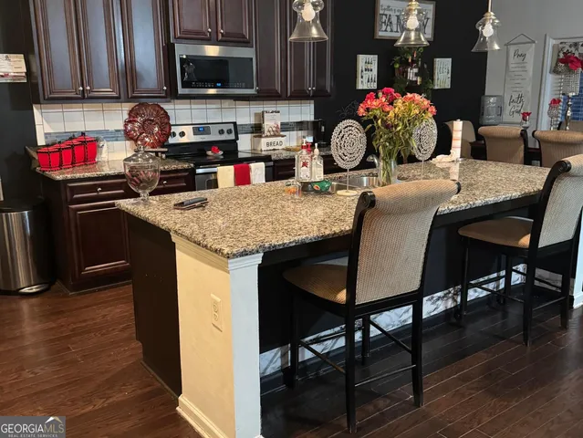 a view of house with backyard and porch
