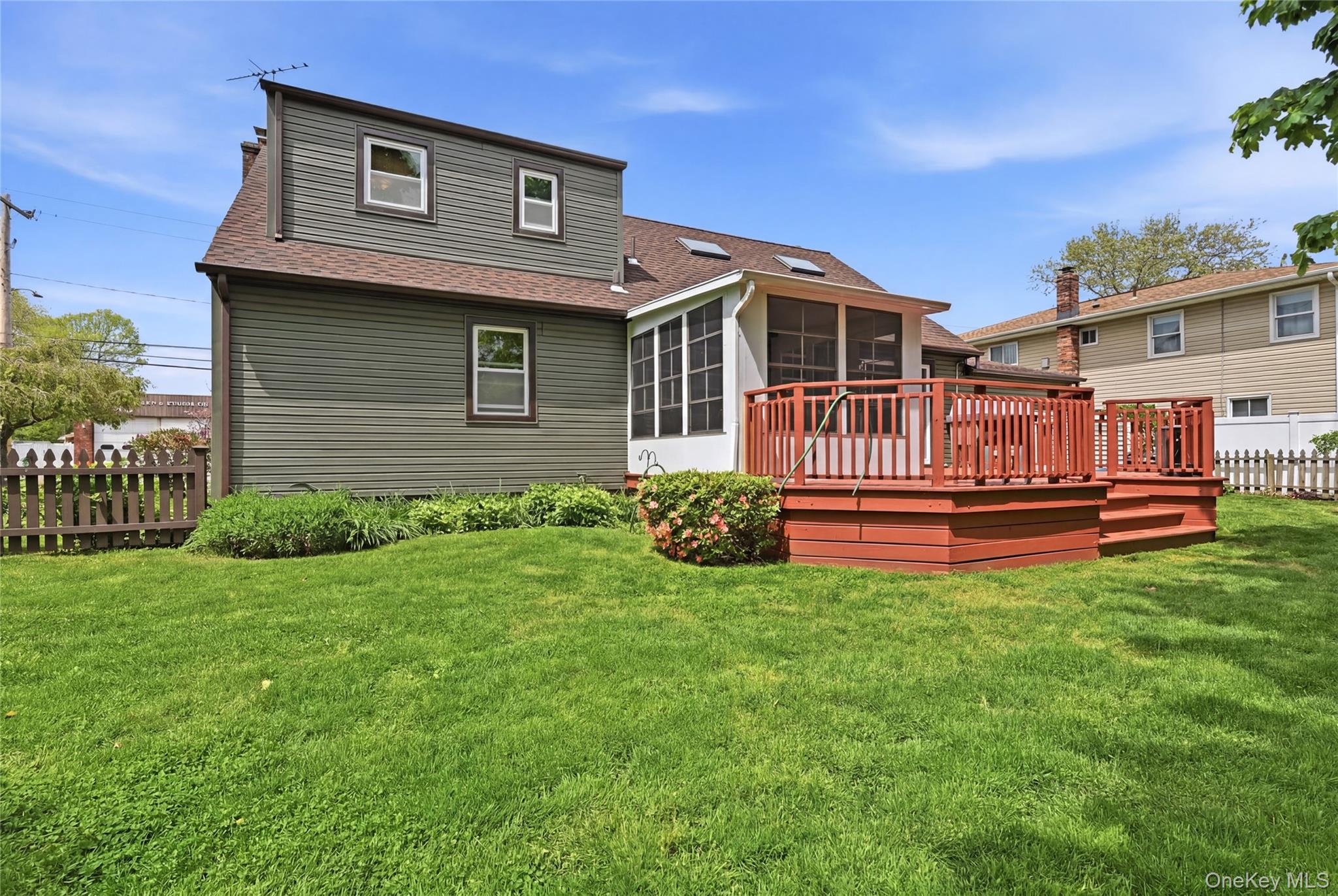 41 Lane Street Lindenhurst, NY 11757 - Photo 4 of 35 Vinyl siding exterior