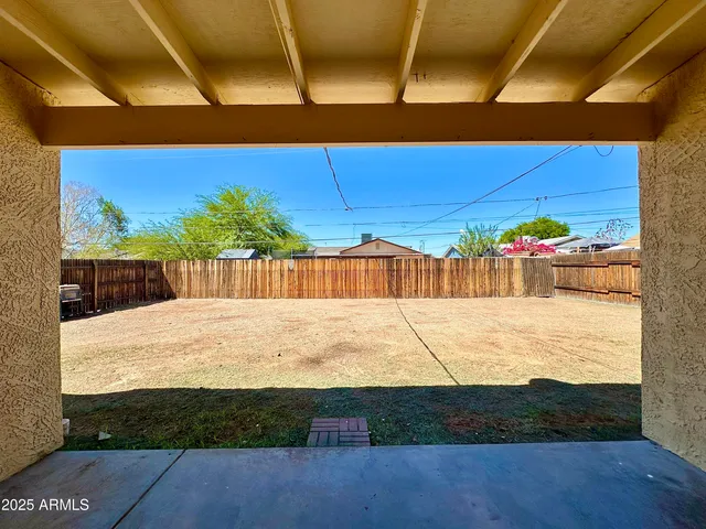 a view of a backyard
