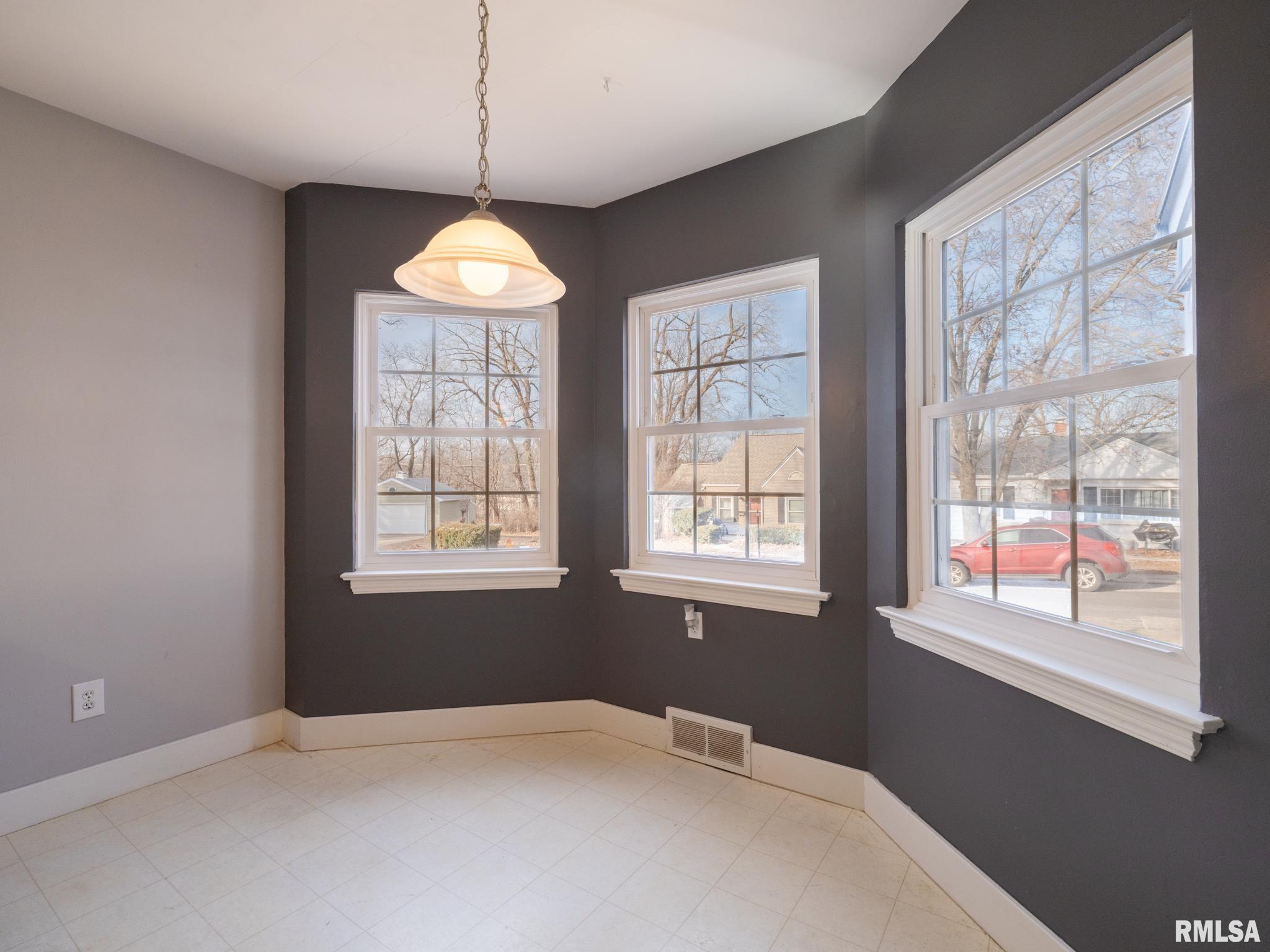 1606 Circle Road Peoria, IL 61604 - Photo 11 of 52