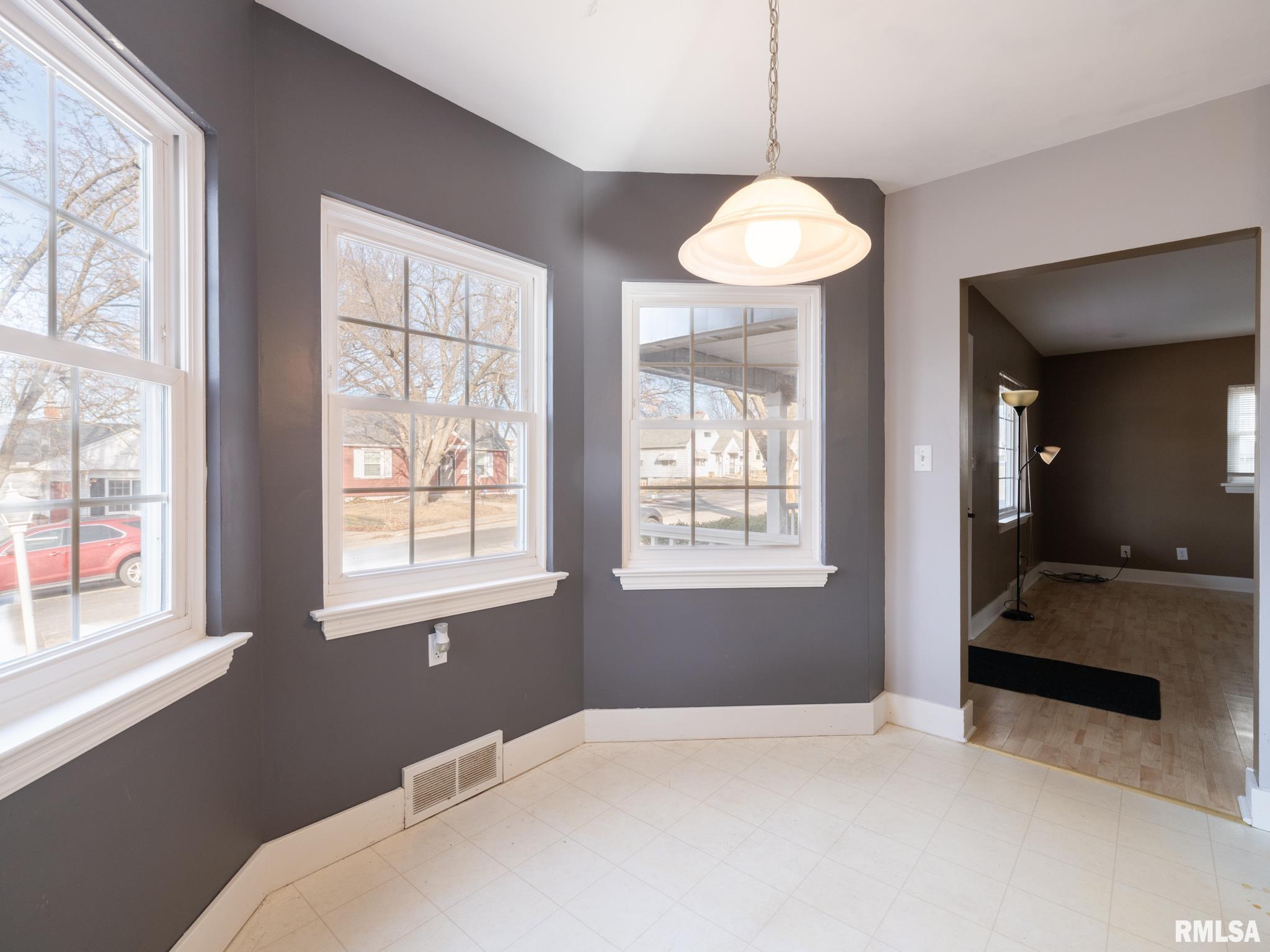 1606 Circle Road Peoria, IL 61604 - Photo 12 of 52