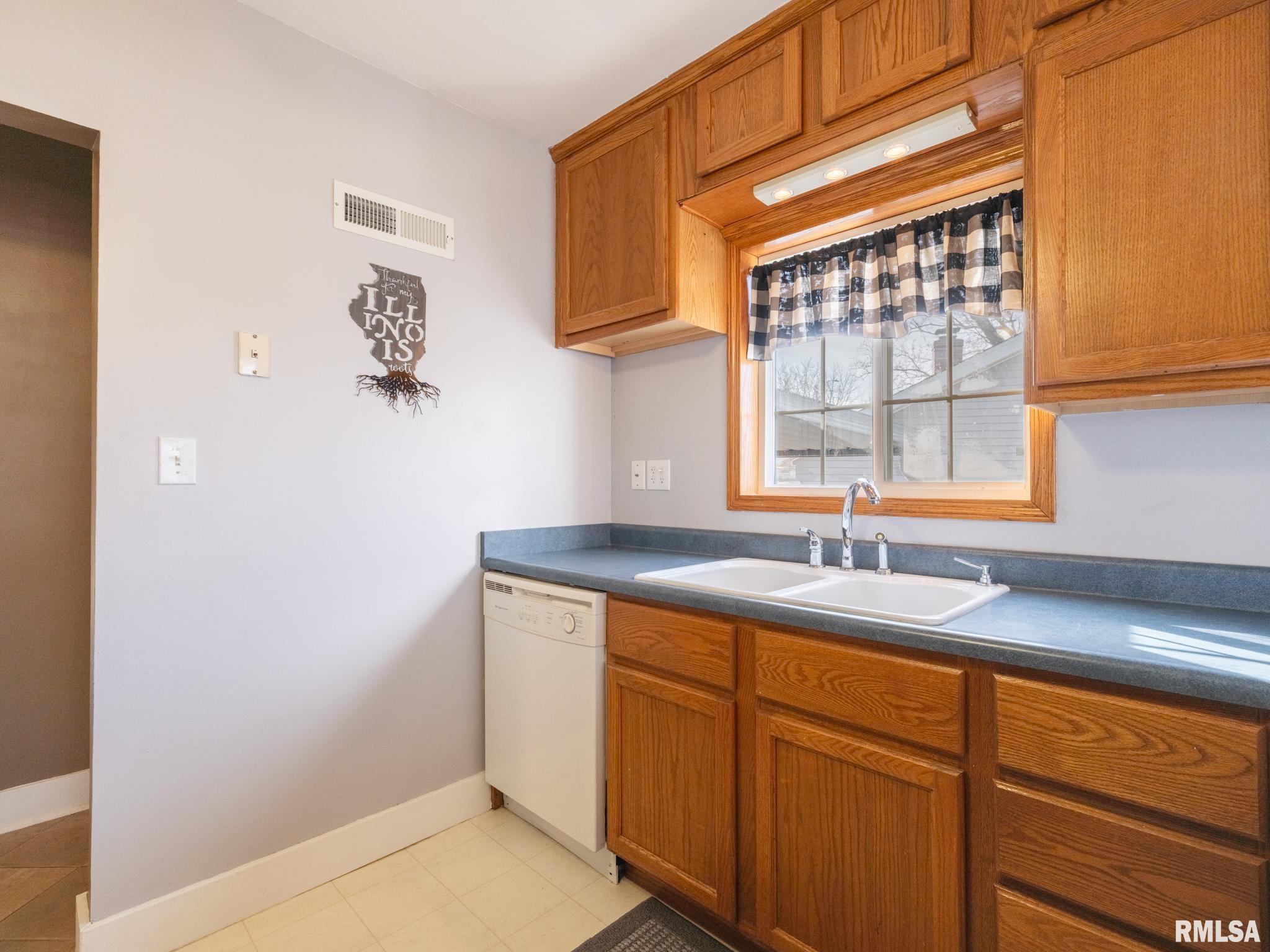 1606 Circle Road Peoria, IL 61604 - Photo 18 of 52