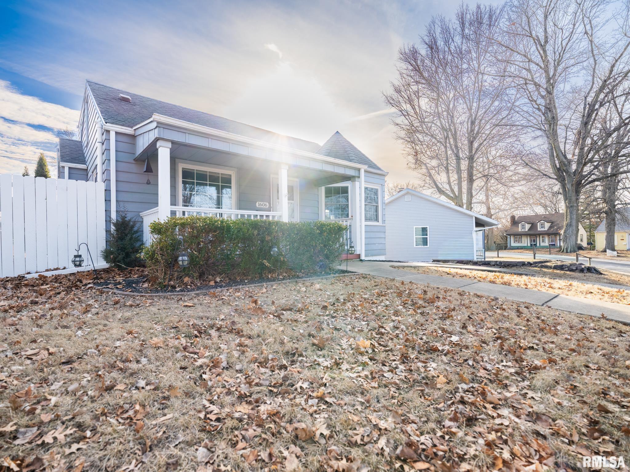 1606 Circle Road Peoria, IL 61604 - Photo 2 of 52