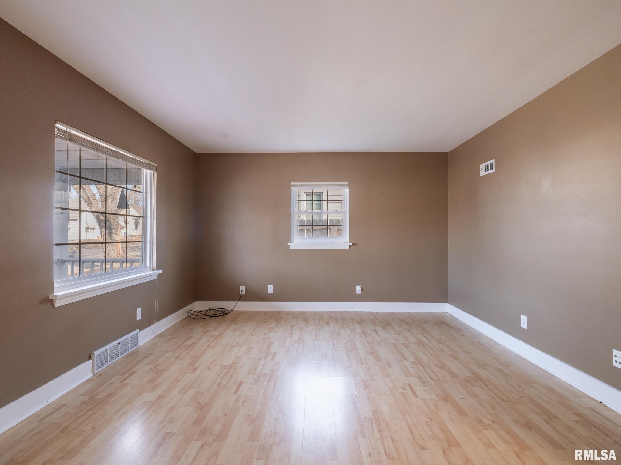 1606 Circle Road Peoria, IL 61604 - Photo 5 of 52