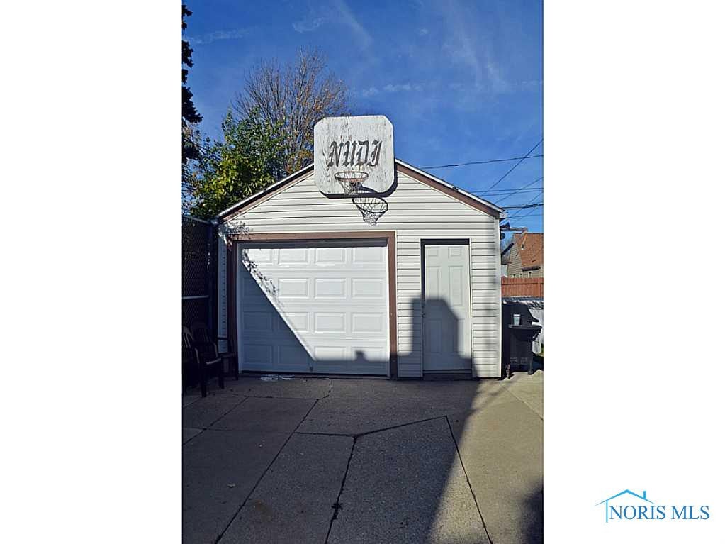 804 Cloverdale Road Toledo, OH 43612 - Photo 16 of 20 Detached Garage.