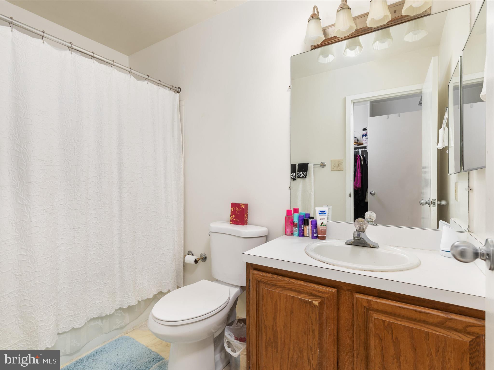 1404 Northgate Square, Unit 140422B Reston, VA 20190 - Photo 15 of 21 Primary en suite bath