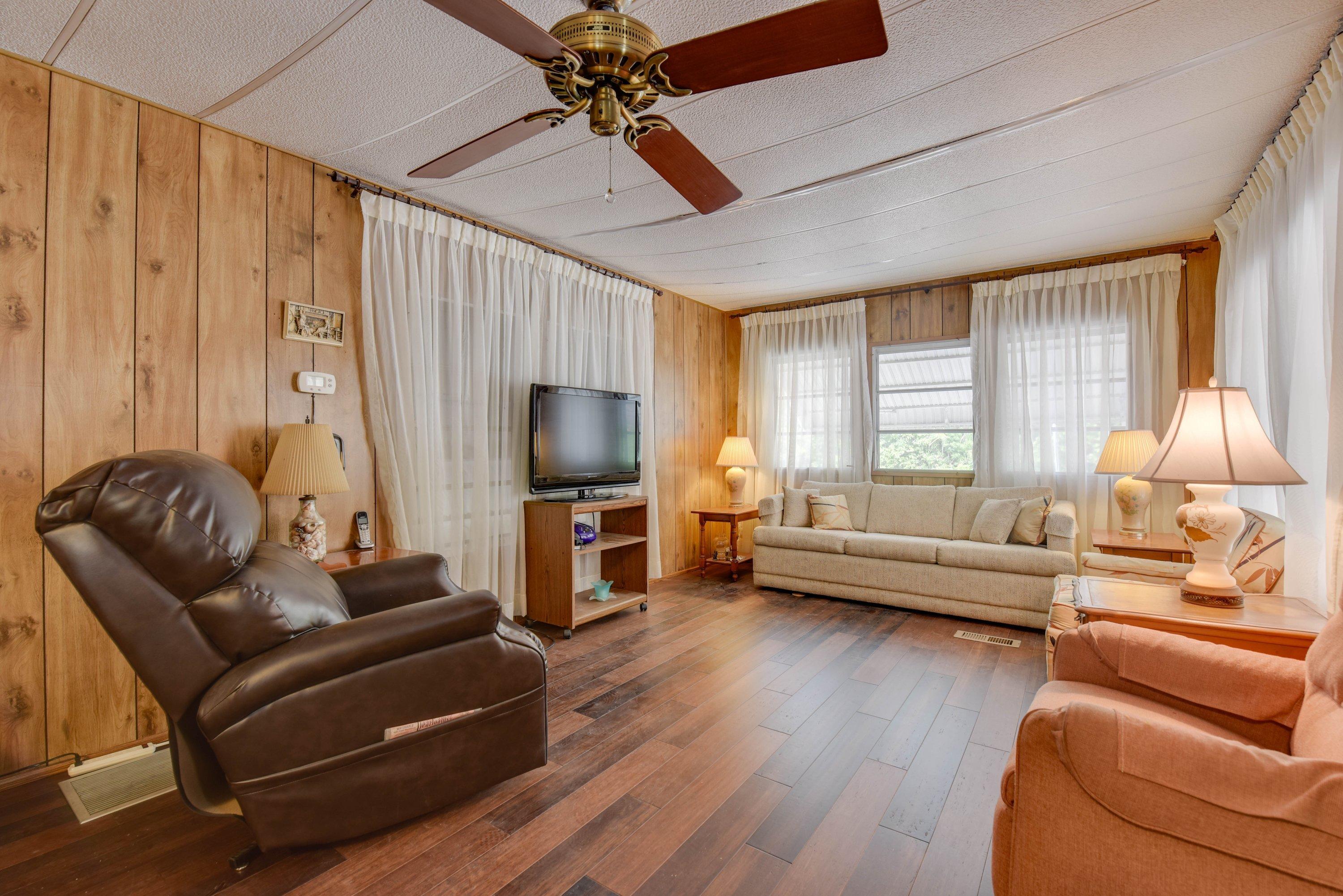80 Sands Road Big Pine Key, FL 33043 - Photo 4 of 18 Living room
