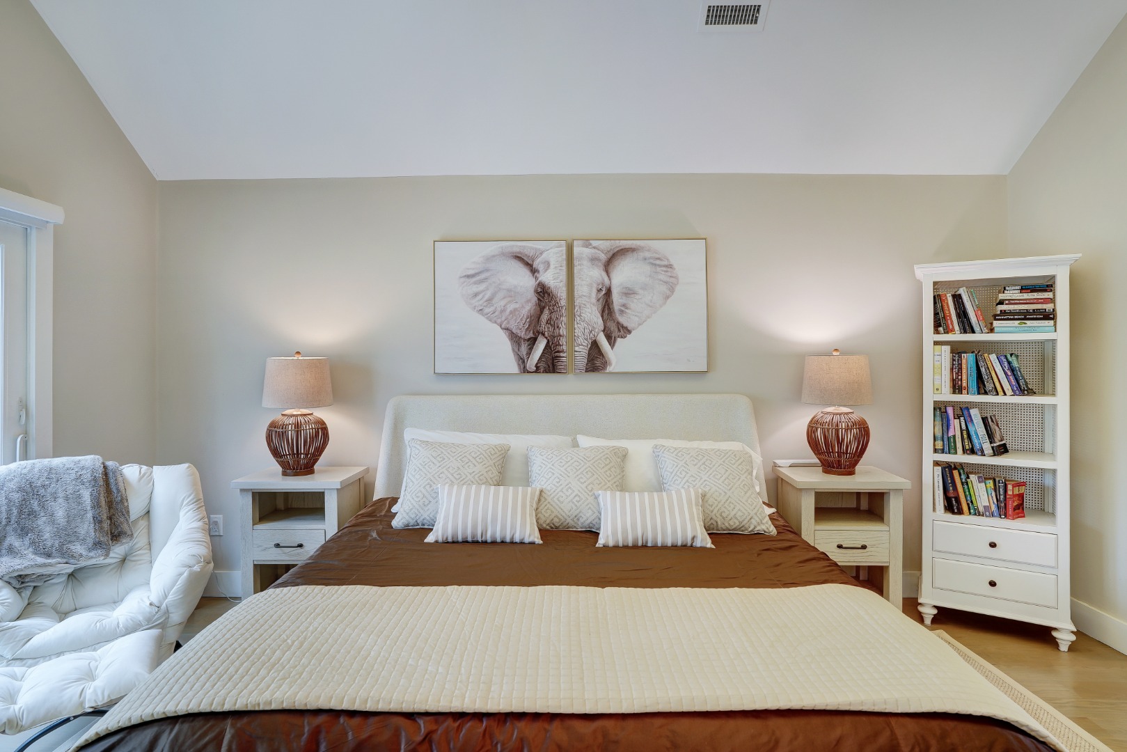150 Cove Road, Unit 10 Vineyard Haven, MA 02568 - Photo 16 of 45 Primary bedroom with beamed cathedral ceilings, en suite bath & walk-in closet.