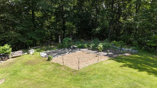 a view of a yard in front of the house