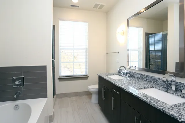 $2,549 | 680 East Algonquin Road, Unit 1301, Schaumburg, IL 60173