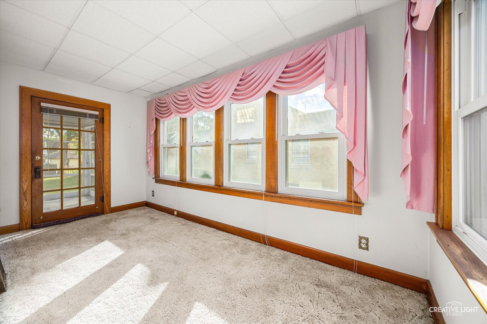 363 Orchard Street Elgin, IL 60123 - Photo 6 of 27 a view of an empty room with a window