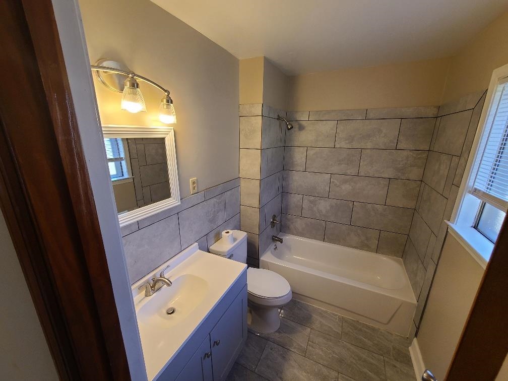 3478 Cane Ridge Drive Memphis, TN 38109 - Photo 18 of 19 a bathroom with a sink a toilet and bathtub