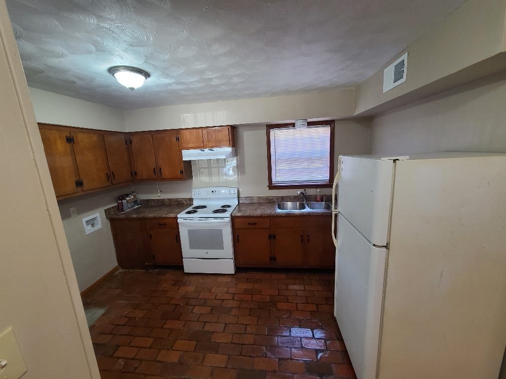 3478 Cane Ridge Drive Memphis, TN 38109 - Photo 6 of 19 a kitchen with a refrigerator sink and stove