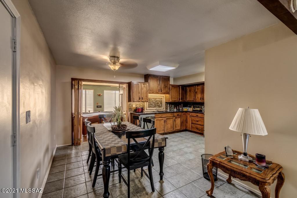 1901 West Romany Road Tucson, AZ 85713 - Photo 6 of 37 a view of a dining room with furniture