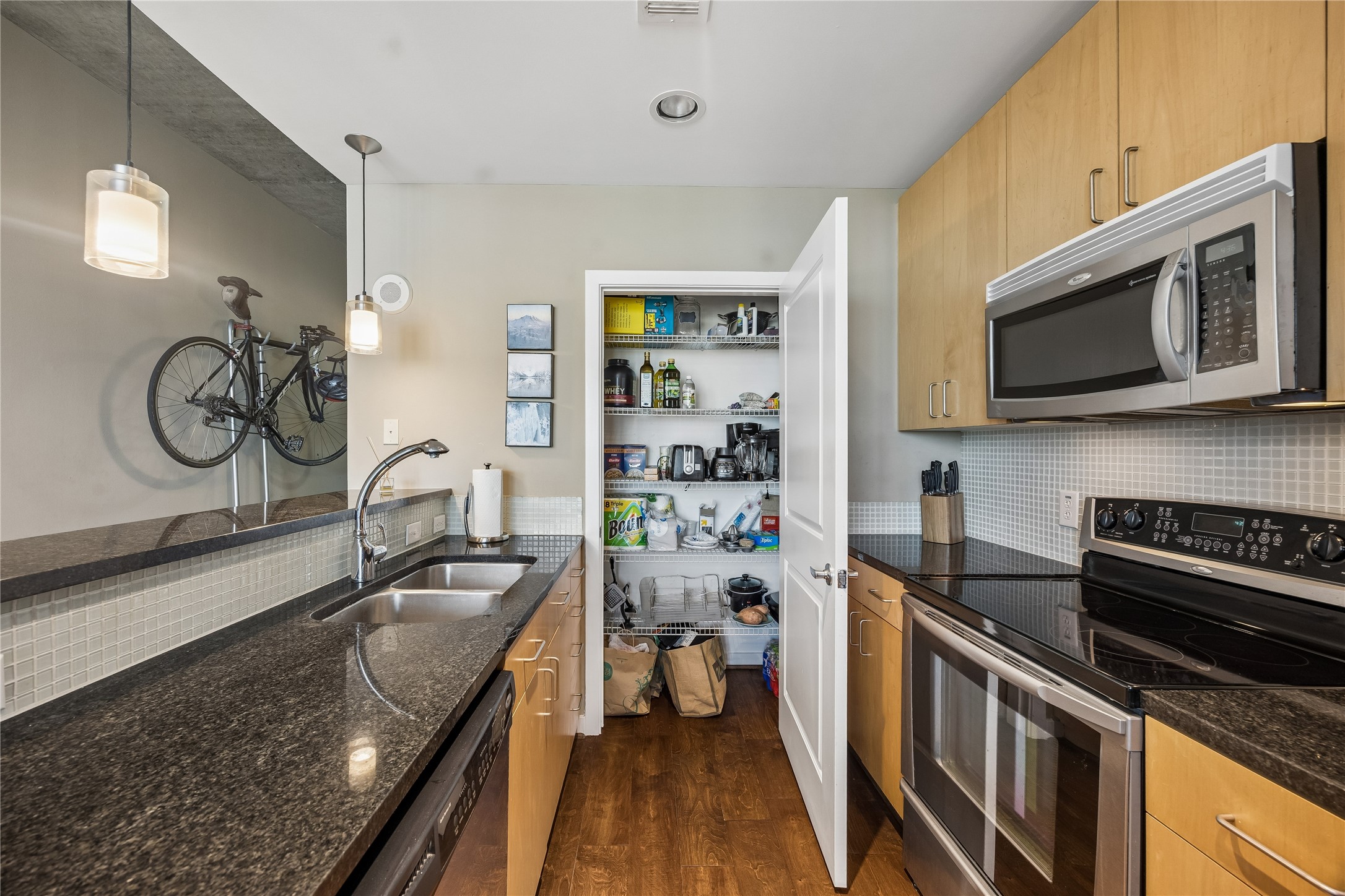 5925 Almeda Road, Unit 11011 Houston, TX 77004 - Photo 10 of 24 Plenty of room for your groceries!