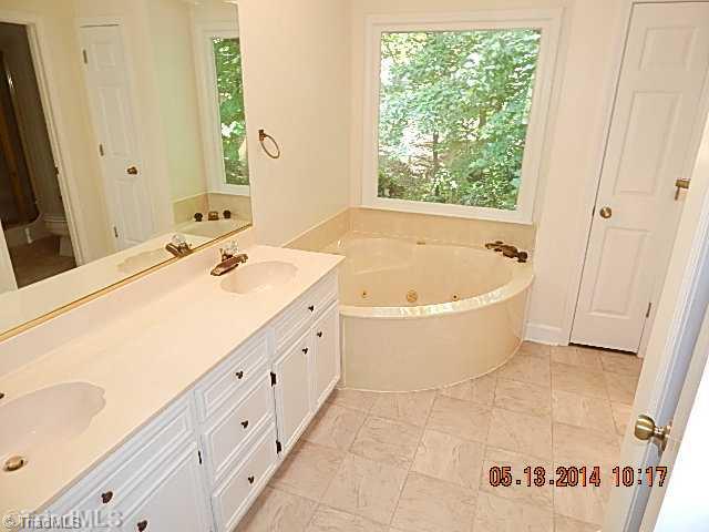 190 Wexham Road Winston-Salem, NC 27103 - Photo 7 of 10 Master Bath/Spa.