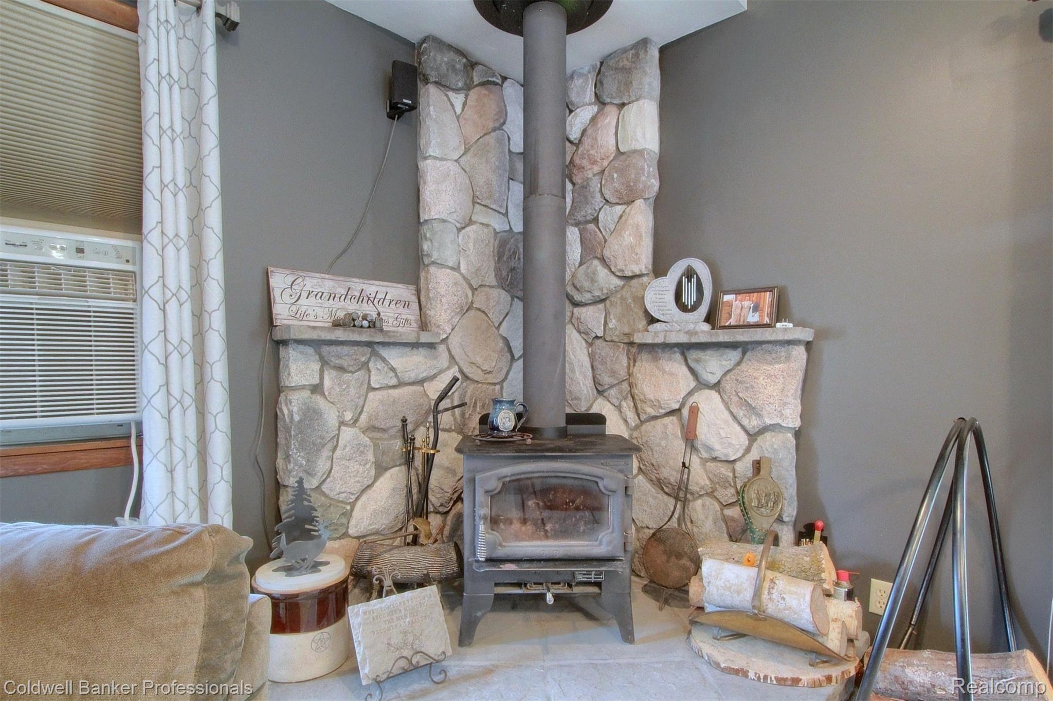 13646 Hoeft Road Belleville, MI 48111 - Photo 9 of 34 9-Living-Room-4th-View.jpg