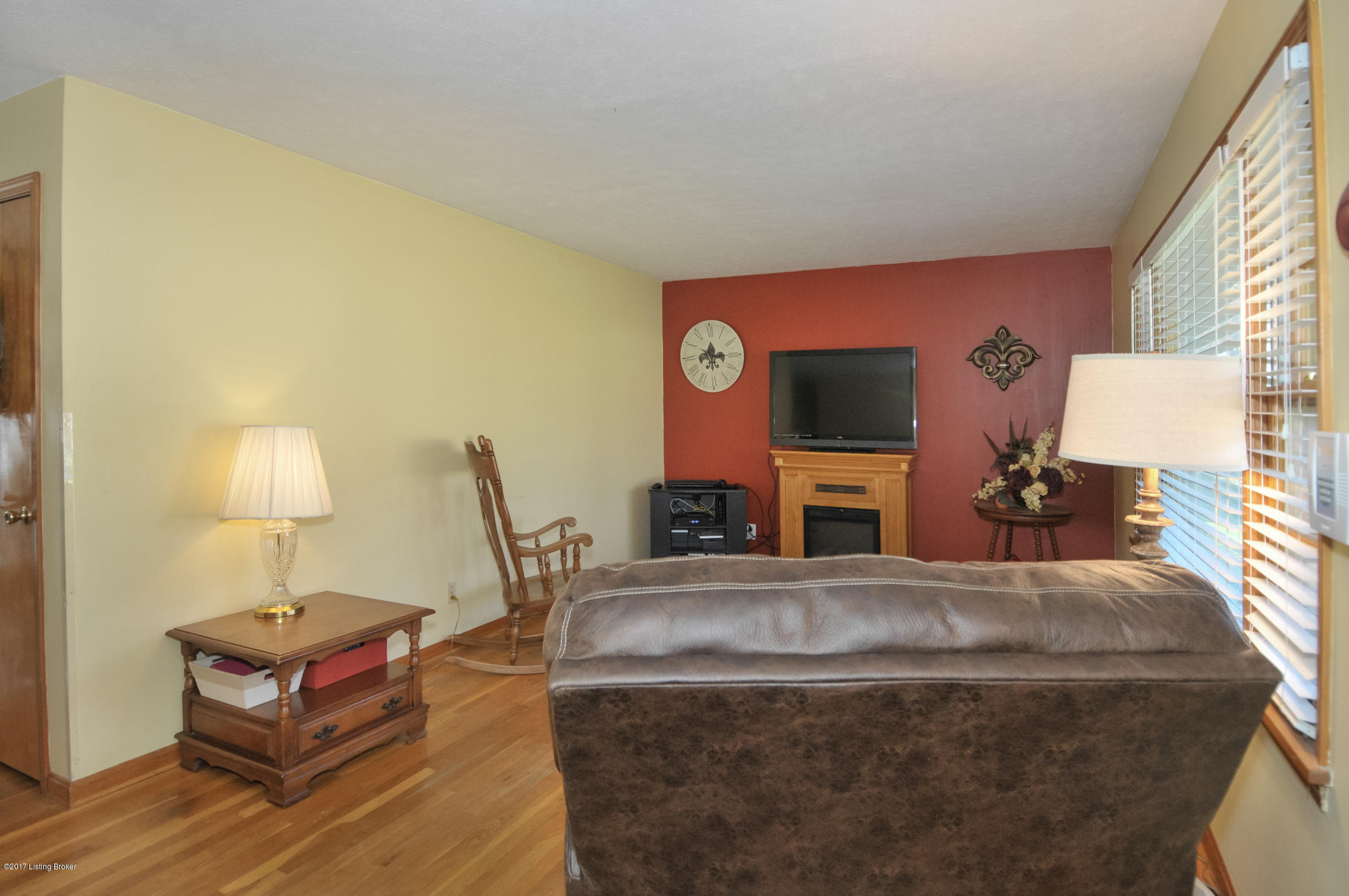 7501 Westbrook Road Louisville, KY 40258 - Photo 4 of 32 Living Room